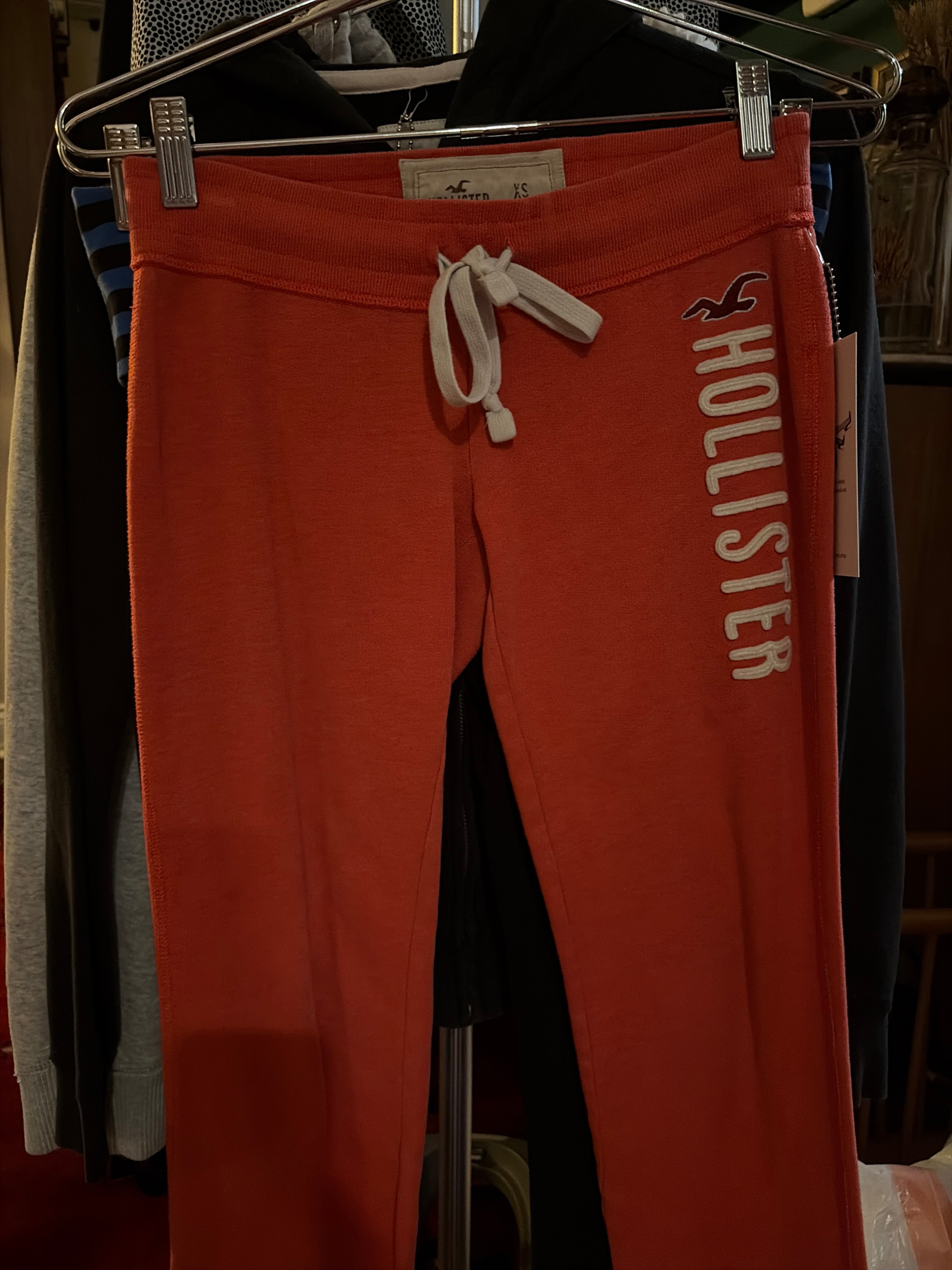 Lounge - Hollister (Cropped)